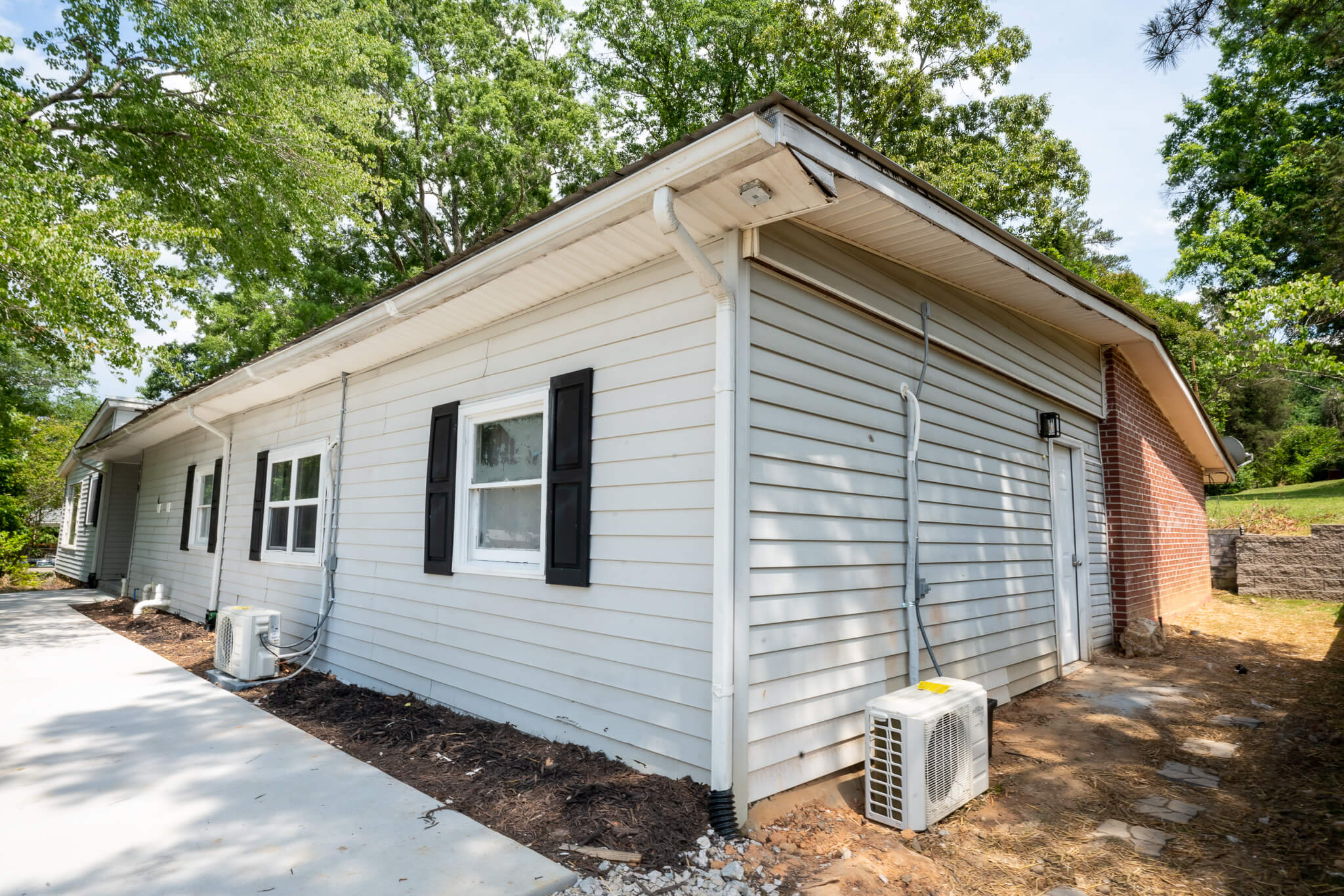 130 Ella St - Exterior (3)