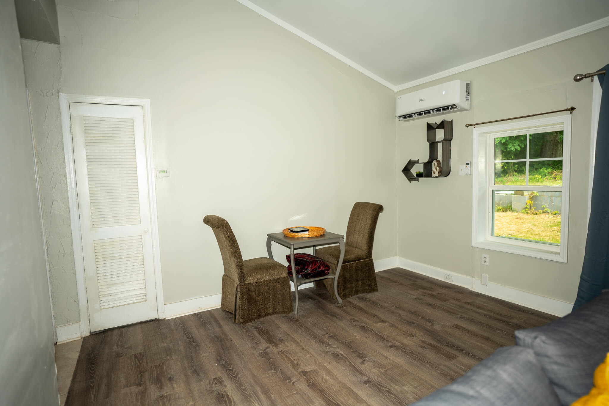 130 Ella St - Living Room (7)